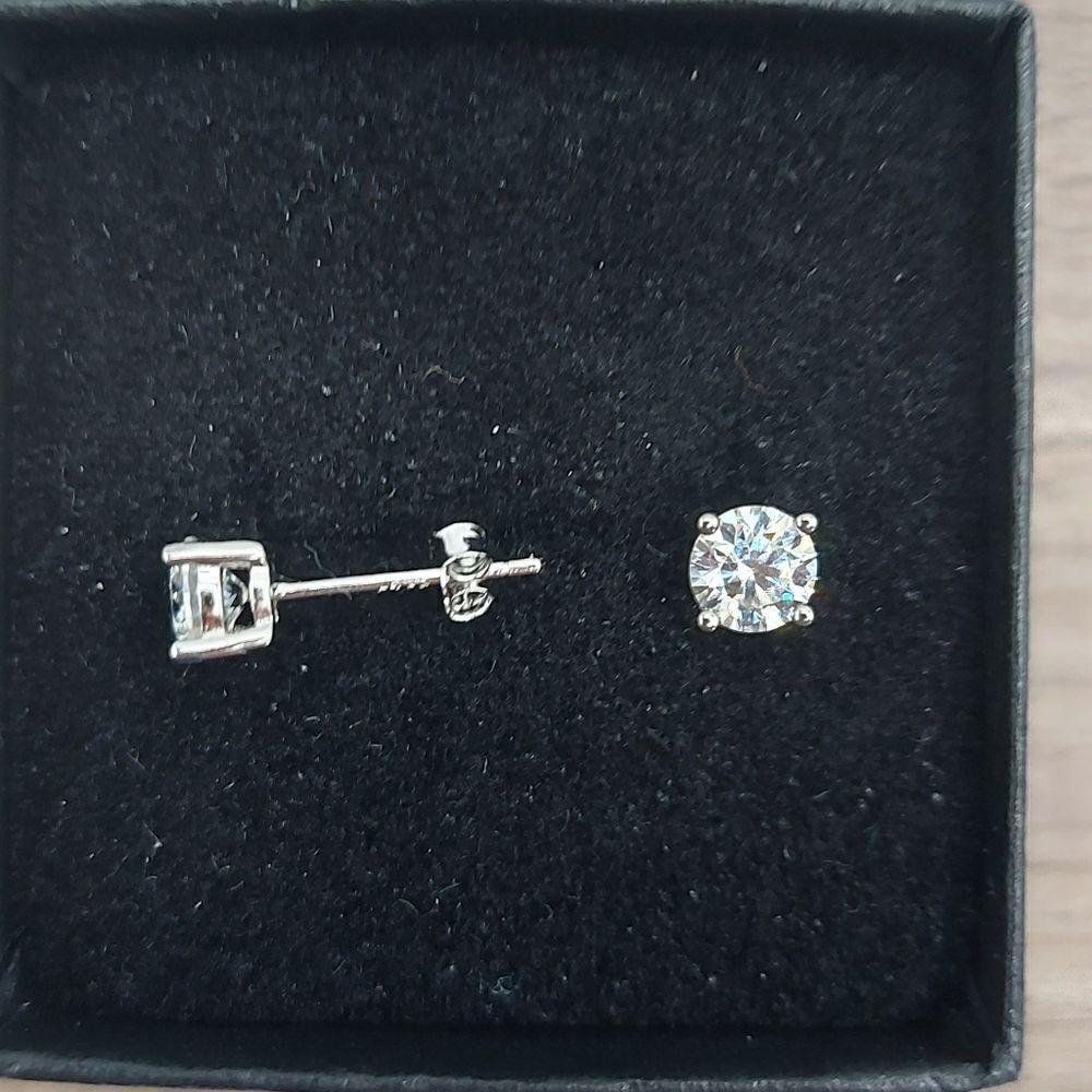 0.5 Carat Moissanite 925 Silver Sterling Simple Silver Stud Earrings - Picture 4 of 8